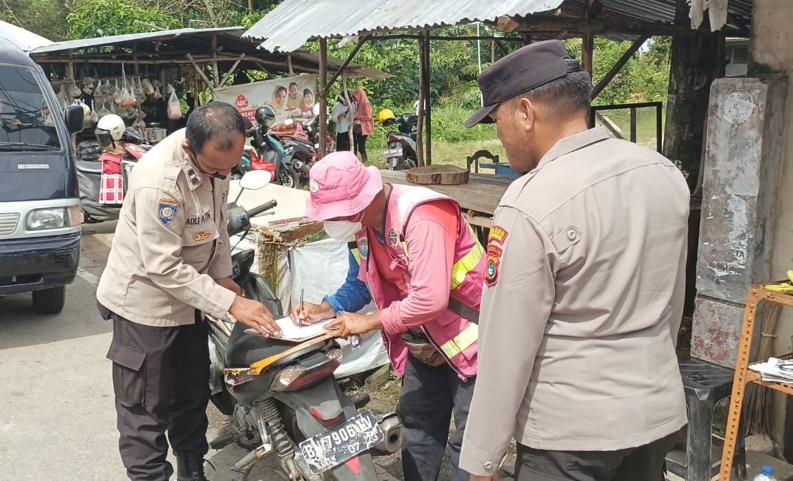 Personel Sat Binmas Polresta Pangkalpinang Sambangi Juru Parkir Pasar Kerabut, Sampaikan Pesan Kamtibmas