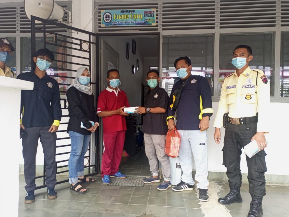 Edukasi Bahaya Asap di Muntok, PT Timah Tbk Bagikan Masker ke Sekolah dan Pengguna Jalan