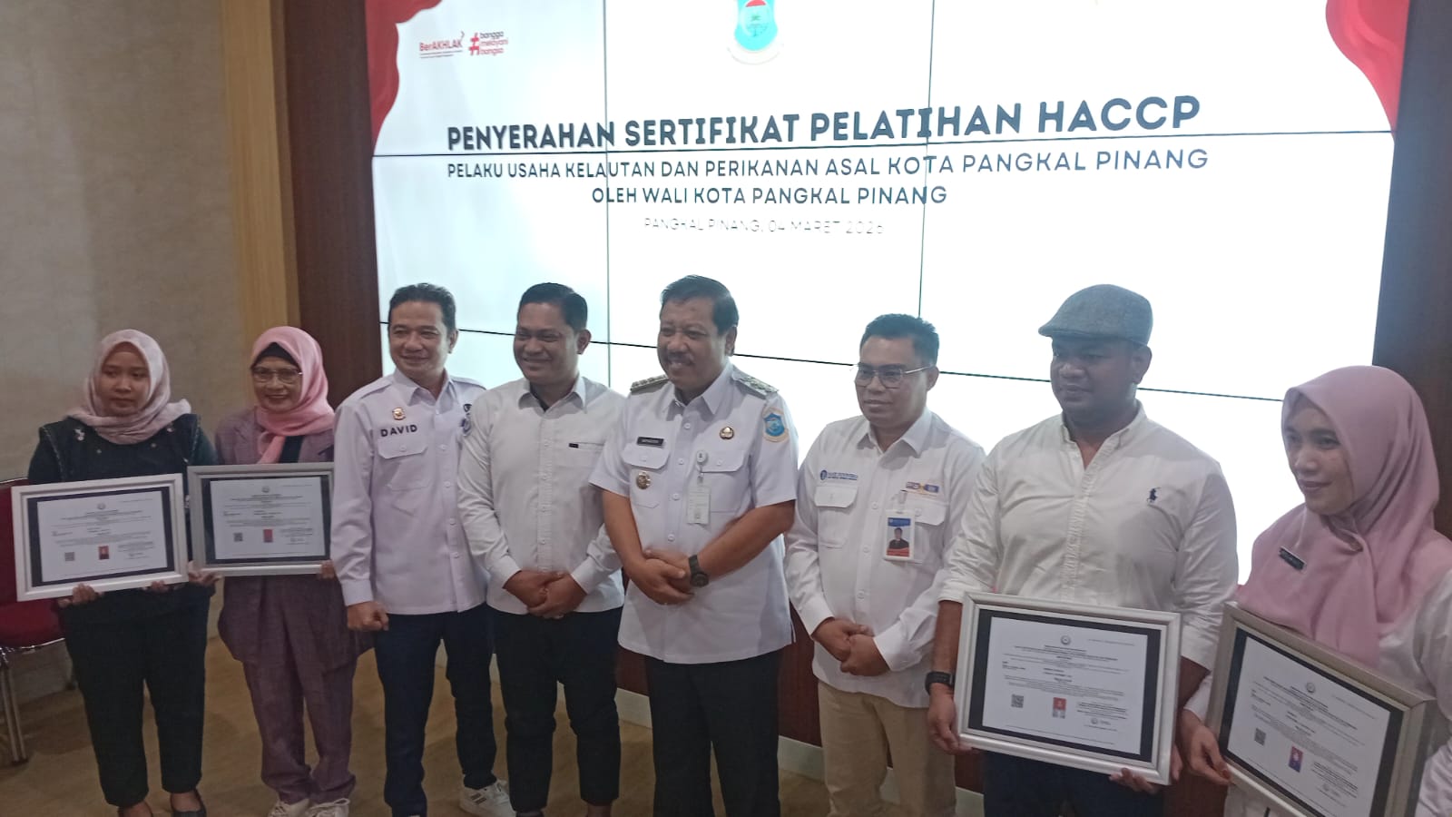 Wali Kota Serahkah Sertifikat HACCP Bagi 9 PU Kelautan dan Perikanan di Pangkalpinang