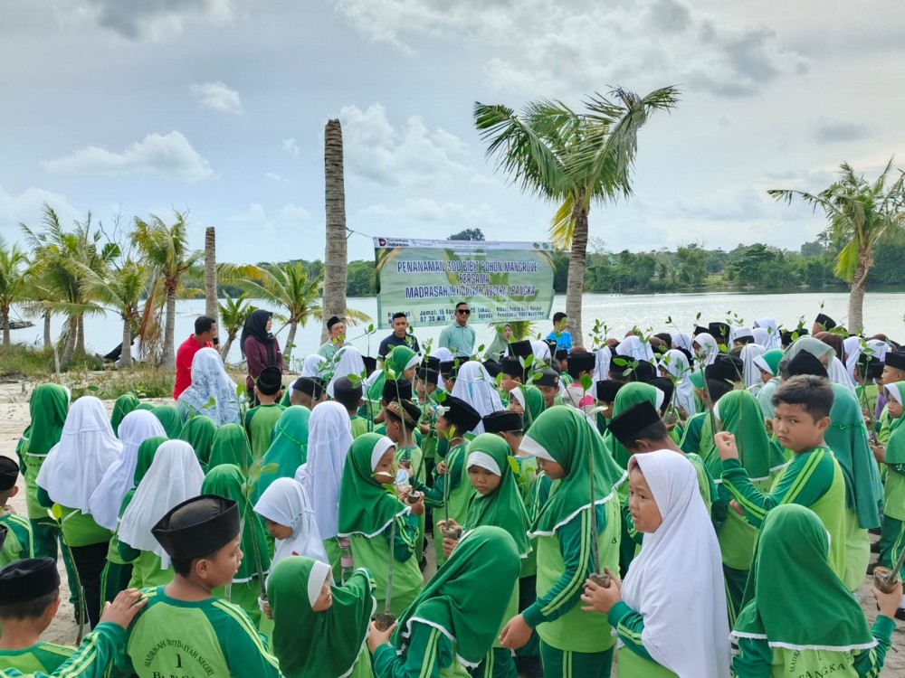 Edukasi Pelajar Untuk Jaga Ekosistem, PT Timah Tbk Libatkan Pelajar MIN 1 Bangka Tanam Mangrove 