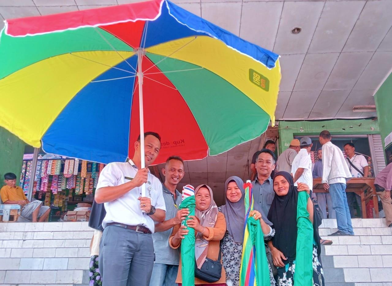 BRI Pangkalpinang Bagikan Payung ke Pedagang Pasar Pagi