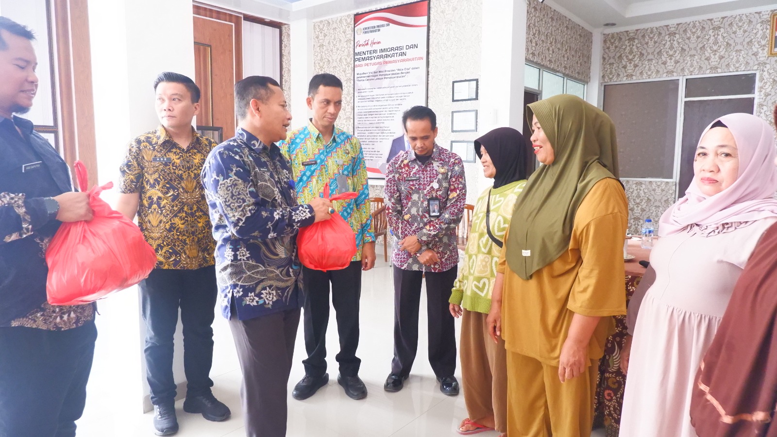 Tebar Kepedulian, Lapas Narkotika Pangkalpinang Salurkan Bansos Rutin untuk Keluarga Warga Binaan