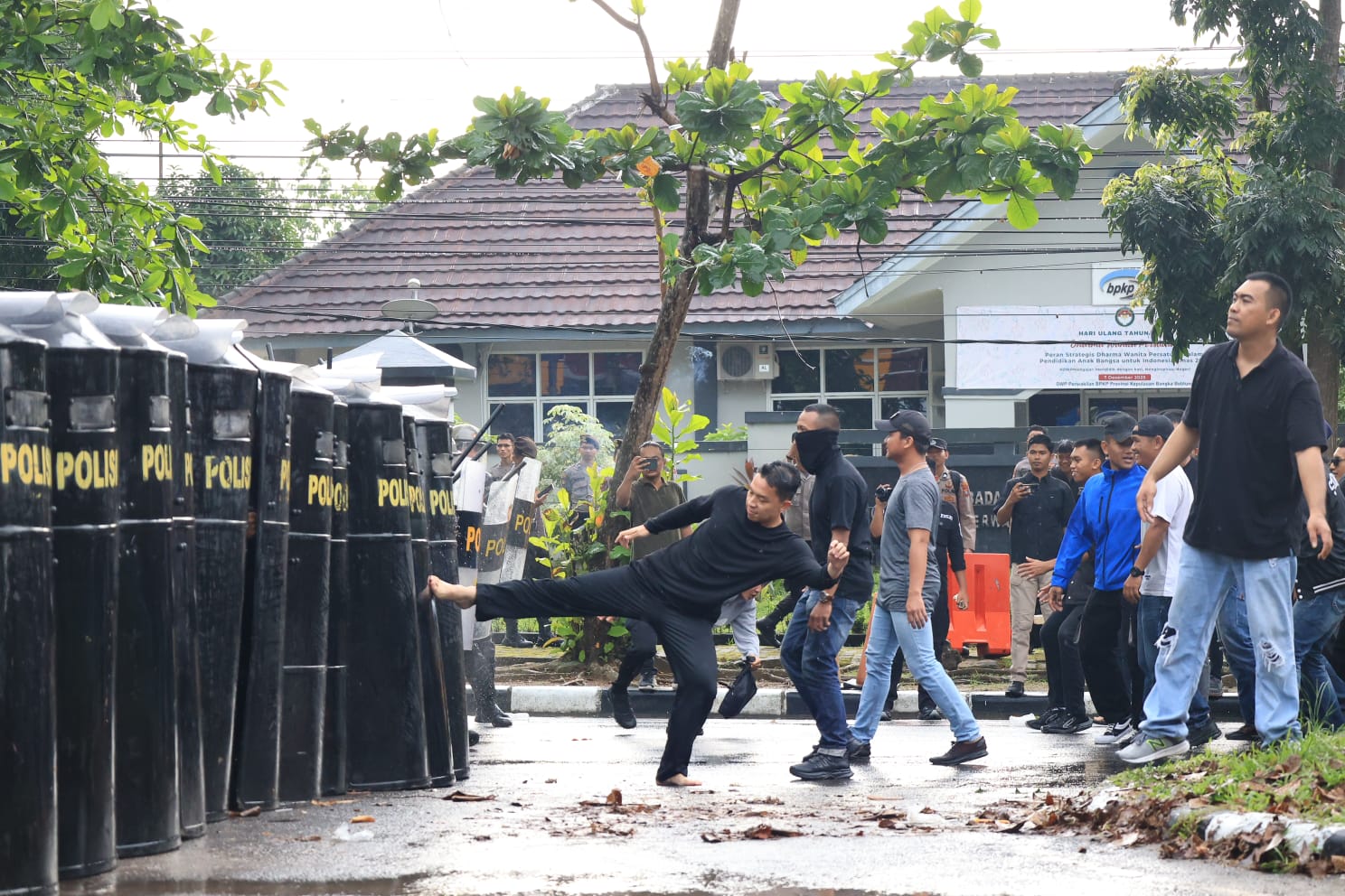 Polda Babel Gelar Simulasi Penanganan Unras di Penutupan Apel Kasatwil 2025