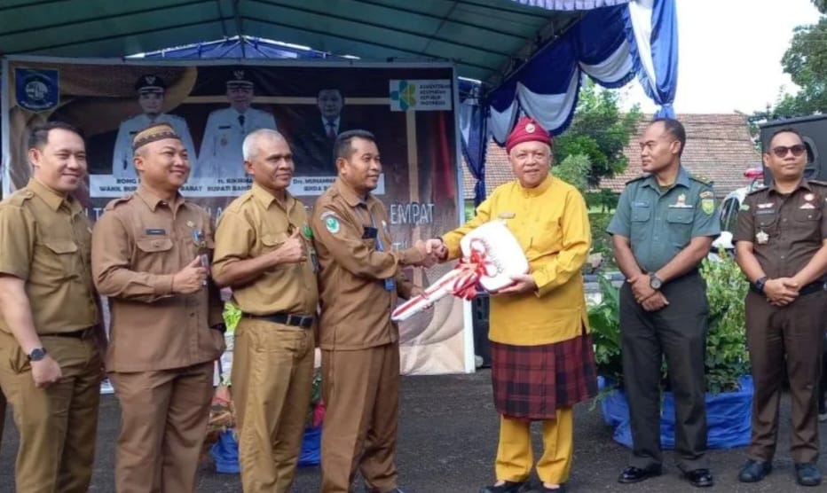 Pemkab Babar Serahkan 6 Ambulans  untuk Puskesmas