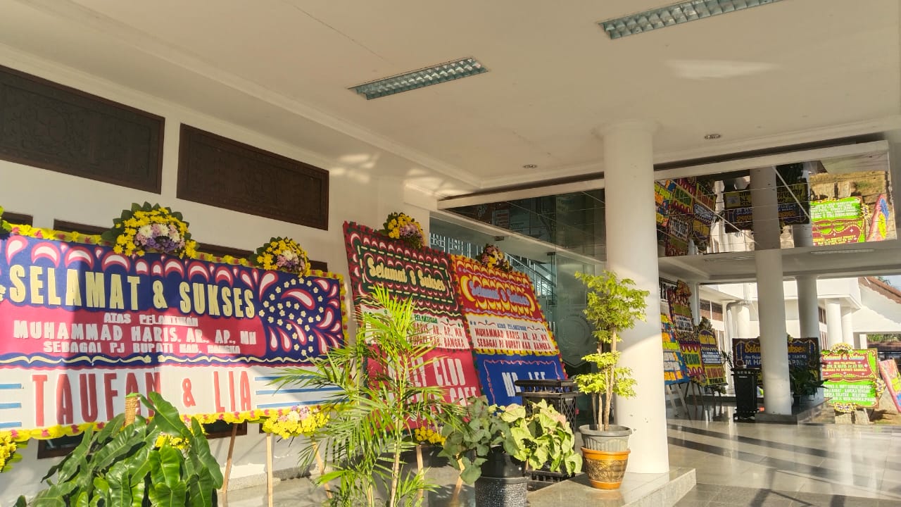 Karangan Bunga Berjejer di Halaman Kantor Gubernur, Ucapan Selamat Pelantikan Pj Bupati Bangka