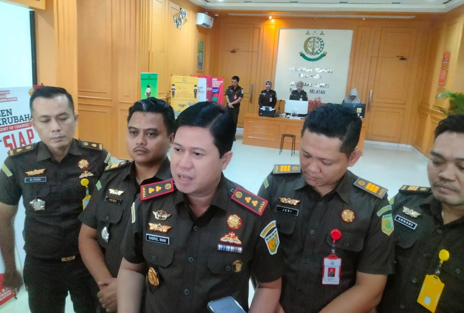 Kejari Basel Setorkan Uang Ke Kas Negara Sebesar 420 Juta, Hasil Lelang Pasir Timah dan Mobil 