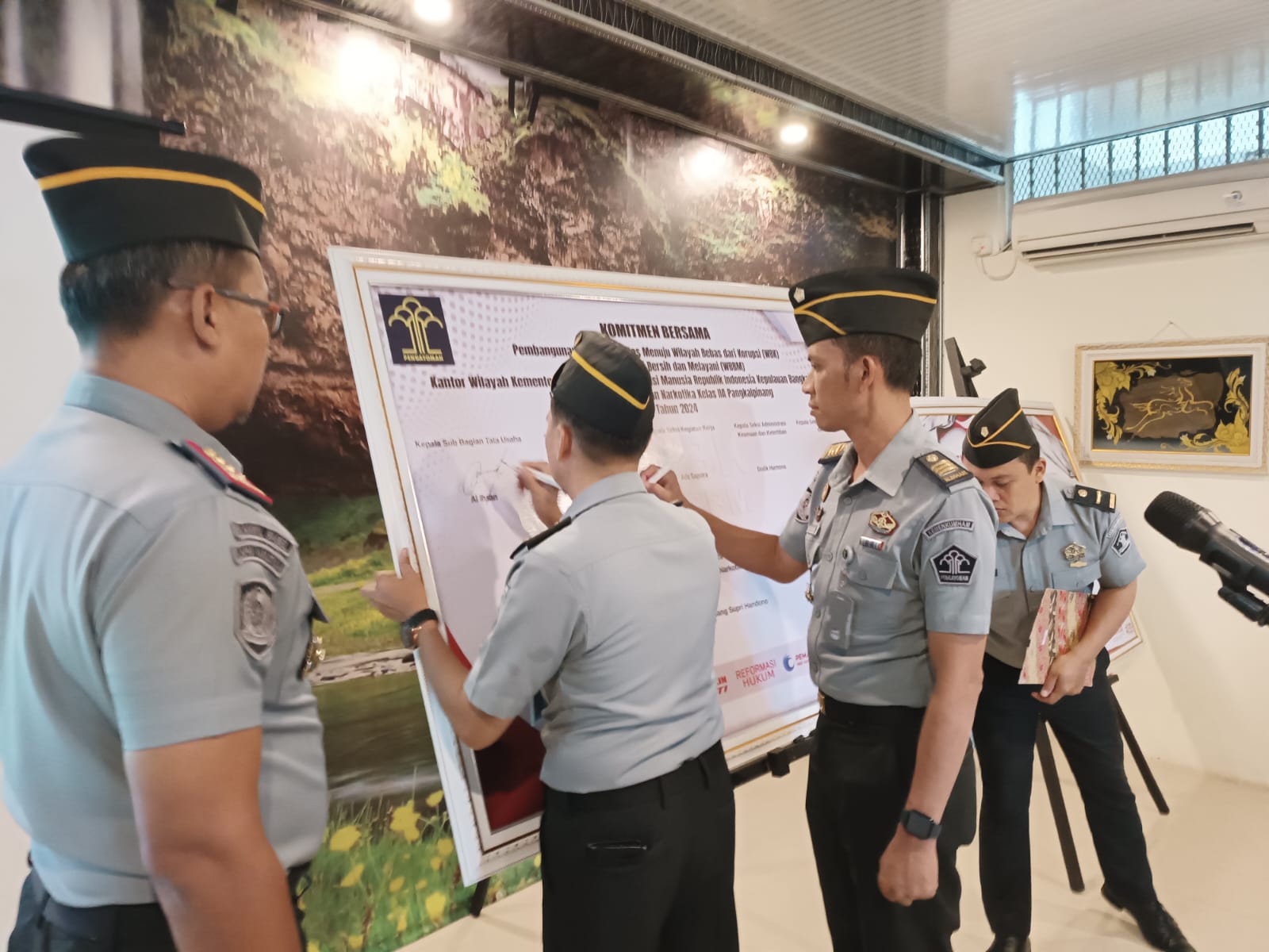 Pegawai Lapas Narkotika Pangkalpinang Tandatangani Kinerja 2024 & Komitmen Bersama Pembangunan Zona Integritas