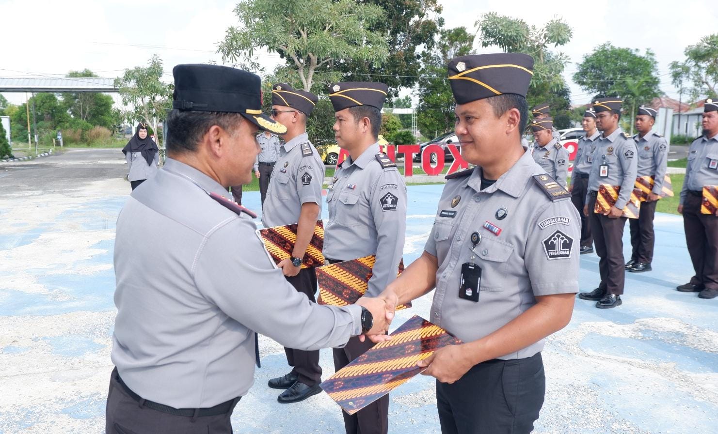 Lapas Narkotika Pangkalpinang Gelar Penyematan Kenaikan Pangkat dan Pemberian Penghargaan Pegawai Berprestasi