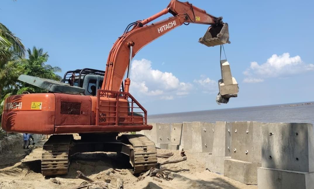 PT Timah Pasang Penahan Abrasi di Pantai Asmara Dewi Karimun