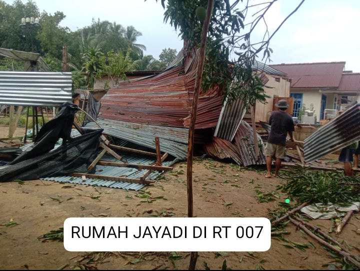 Hujan Lebat Disertai Angin Kencang Hajar Rumah Warga Tempilang