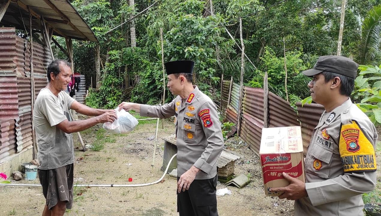 Peduli Masyarakat di Bulan Ramadan, Kapolresta Bagikan Paket Sembako ke Warga Air Mesu Secara Door to Door