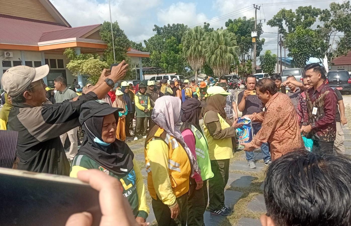 Wali Kota Serahkan Paket Bantuan Lebaran CSR BSB dan BPRS Babel Bagi Ratusan Petugas Kebersihan