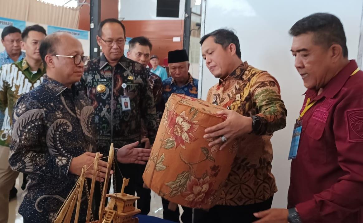 Sekjen Kemnaker RI Apresiasi Kursi Limbah Plastik Karya Warga Binaan Lapas Pangkalpinang Pada Naker Fest 2024