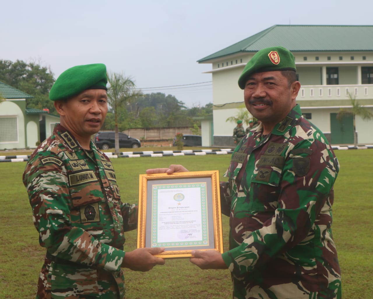 Danrem Berikan Piagam Penghargaan Kepada 22 Prajurit dan PNS Purna Tugas 