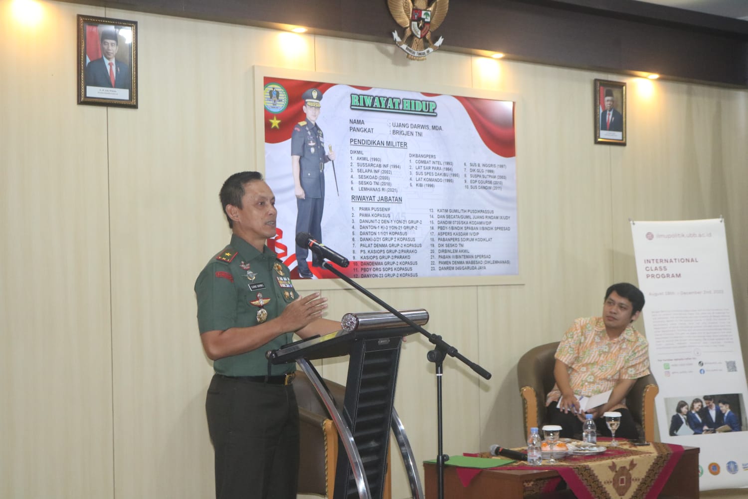 Brigjen TNI Ujang Darwis Beri Kuliah Mahasiswa Kelas Internasional UBB