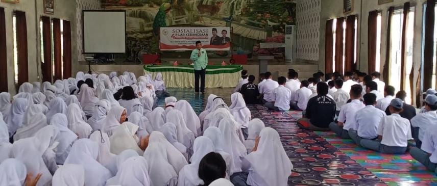 Penting Pahami 4 Pilar Kebangsaan, Ust Zuhri Sambangi Siswa SMAN 1 Kelapa