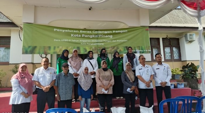 Pemkot Pangkalpinang Salurkan Beras Cadangan Pangan Untuk 350 KPM di Kecamatan Gabek