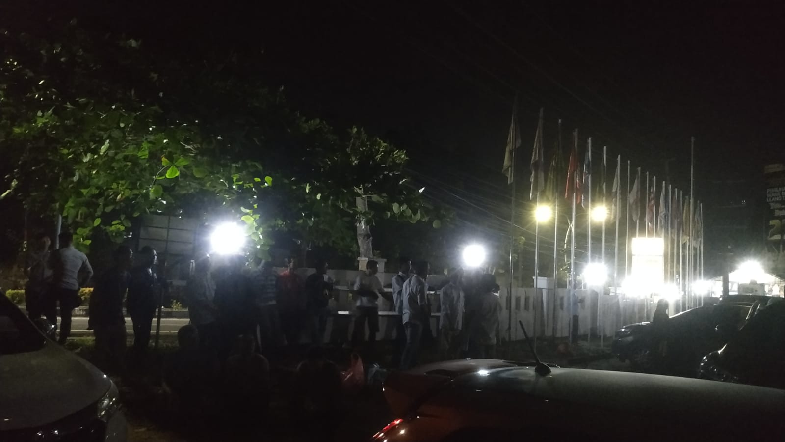 Beredar Informasi Putusan Sengketa, Puluhan Pendukung Rato-Ramadian Datangi KPU Bangka