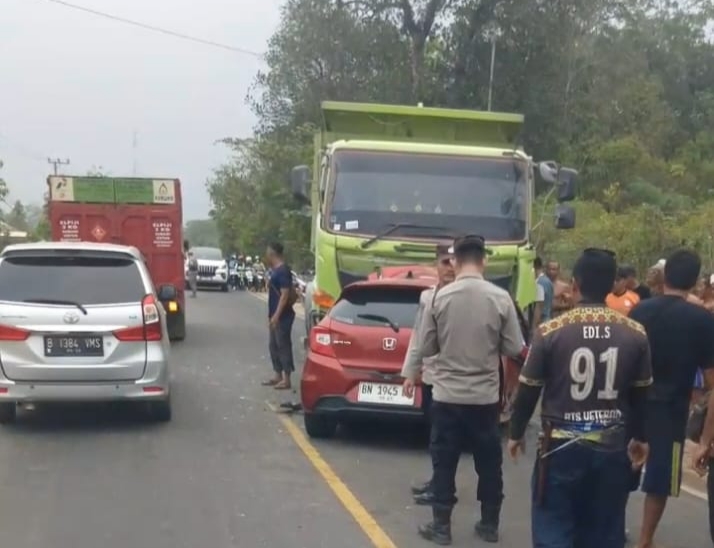 Breaking News! Honda Brio dan Truk Hino Adu Kambing di Jalan Jelutung Bangka Tengah