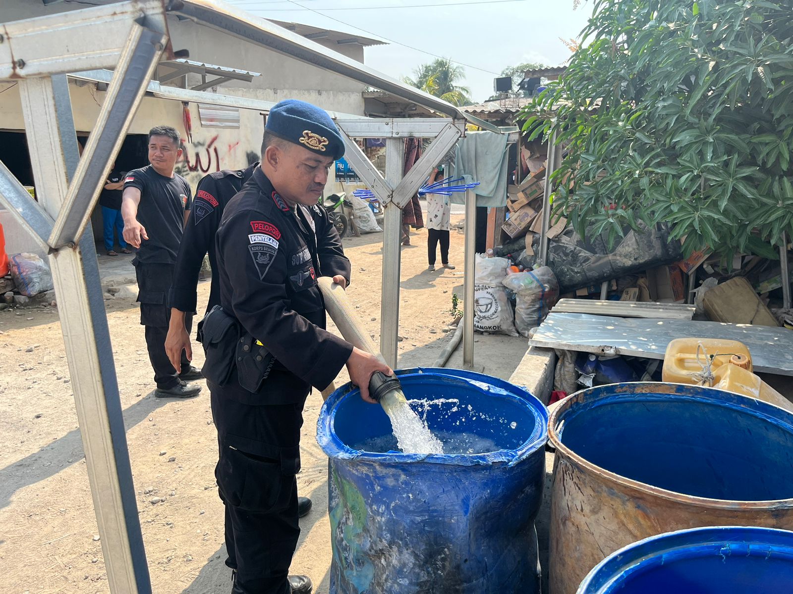 Kompi 1 Batalyon A Pelopor Satuan Brimob Polda Babel Salurkan 10 Ton Air Bersih Bagi Warga Matras