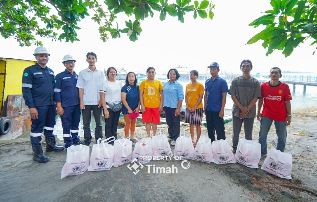 PT Timah Serahkan Bantuan Paket Sembako untuk Warga Terdampak Banjir di Desa Lumut