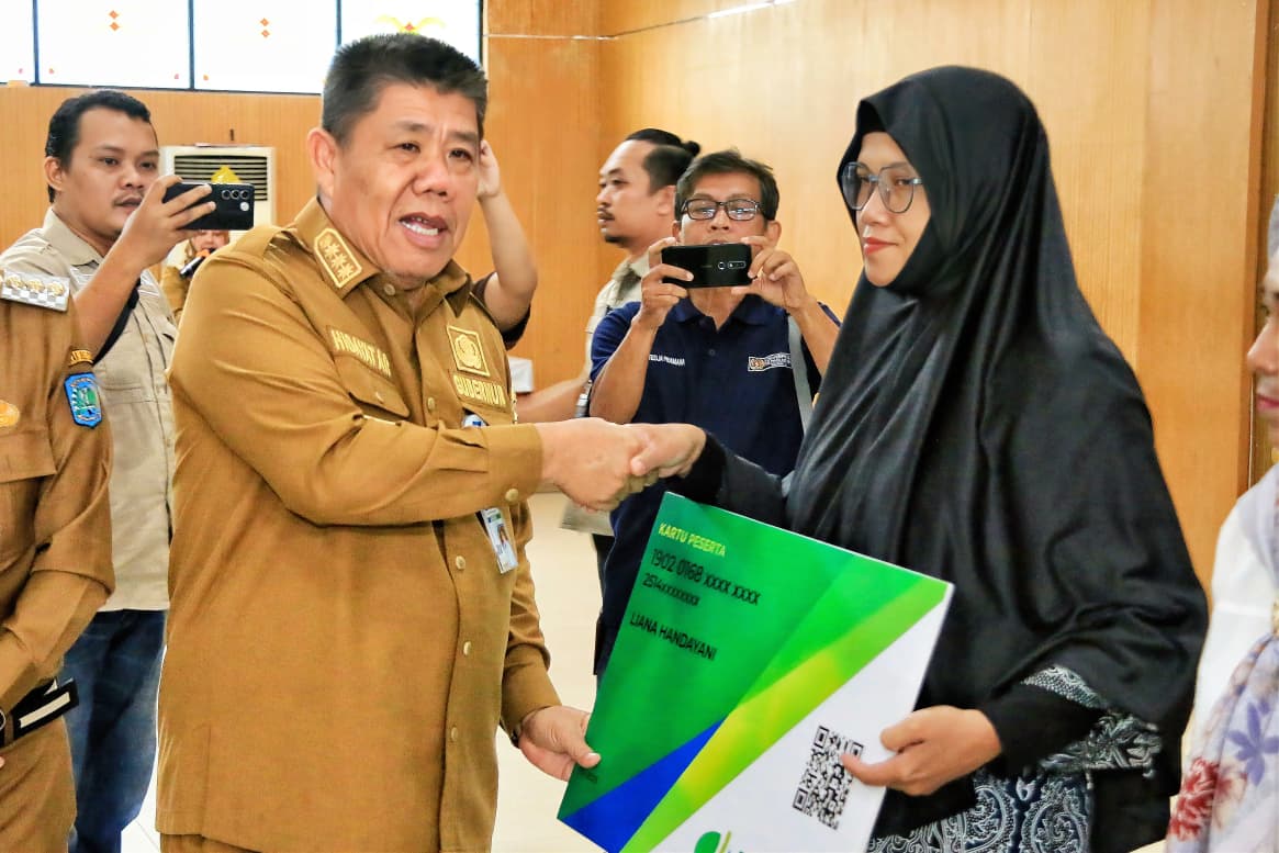 Gubernur Hidayat Arsani Serahkan Kartu BPJS Ketenagakerjaan Bagi UMKM di Belitung