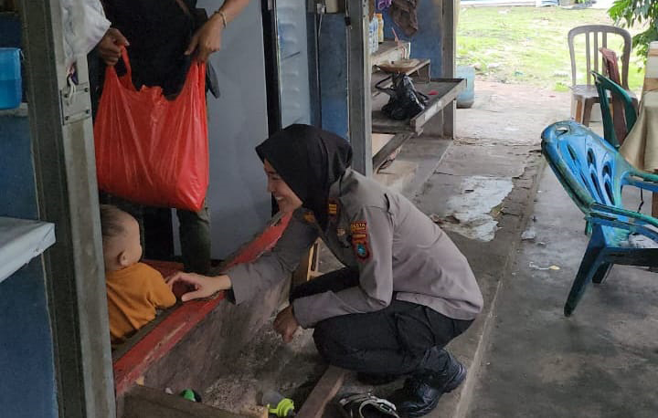 Kapolsekwas Pelabuhan Pangkalbalam Bagikan Paket Sembako di Pelabuhan Pangkalbalam