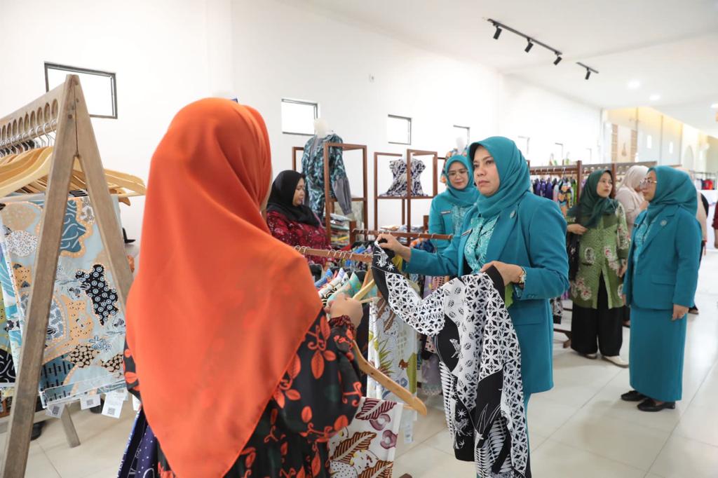 Safriati Safrizal Kunjungi Tiga Rumah Produksi UMKM di Belitung