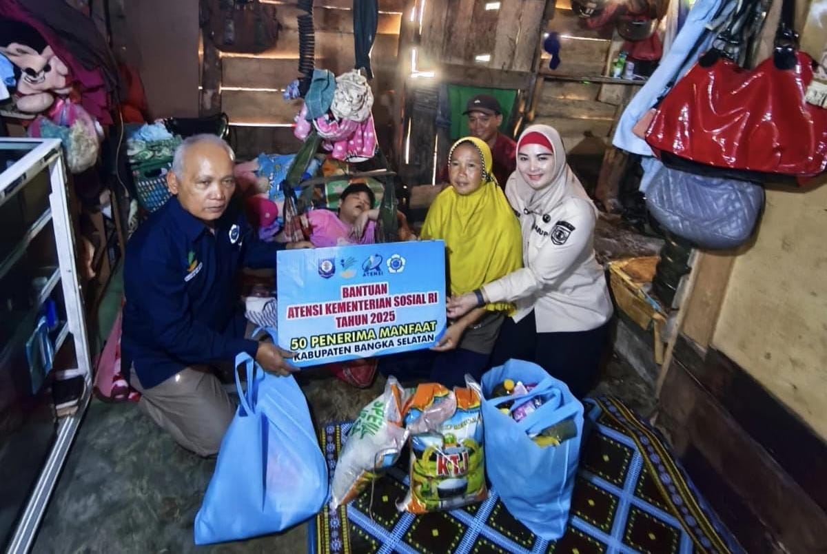 Peduli Lansia dan Disabilitas, Wabup Debby Serahkan Bantuan Atensi 