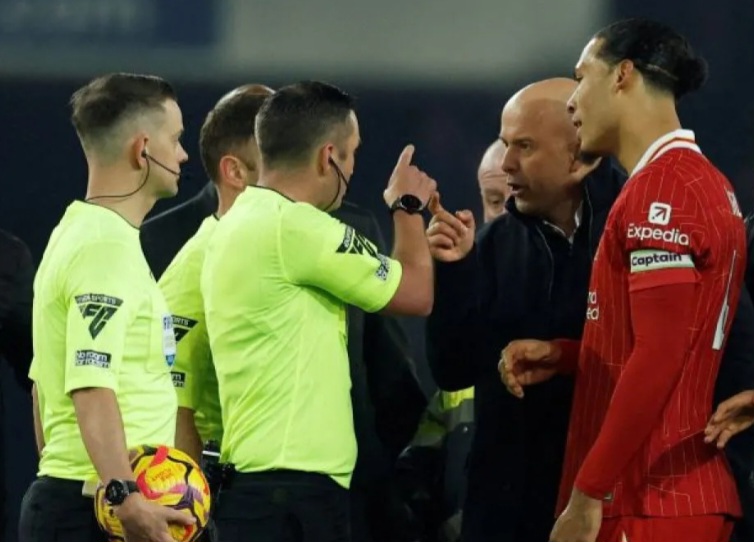 Arne Slot Terkejut Gap Tim Liga Inggris
