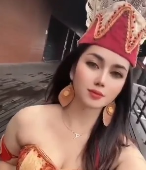  Viral & Pasien Membeludak, Ibu Ida Dayak  Akhirnya Dibantu Keponakan. Wow, Keren...