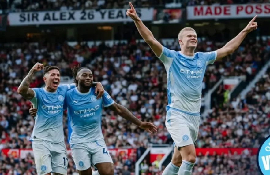 10 Pemain Manchester City Tundukkan Manchester United Lewat Gol Kontroversi Haaland, VAR Salah! 