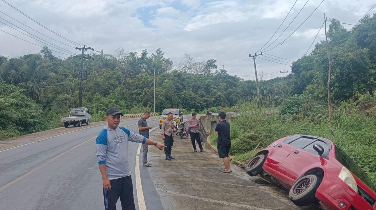 Ada Mobil Terperosok di Saluran Air di Desa Nangka, Kades Minta Perhatian