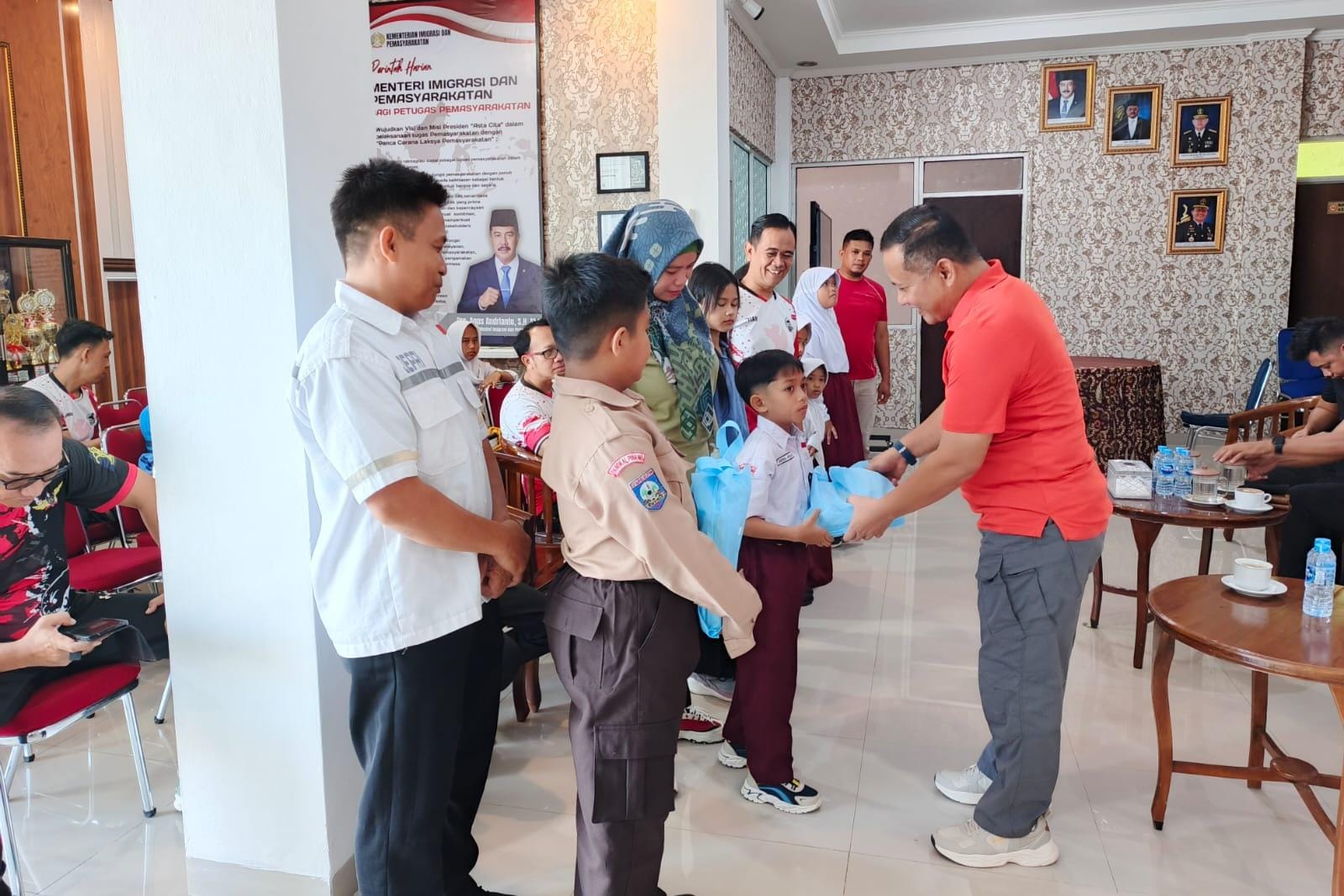 Lapas Narkotika Pangkalpinang Gelar Bakti Sosial, Bagikan Peralatan Sekolah untuk Anak Pegawai