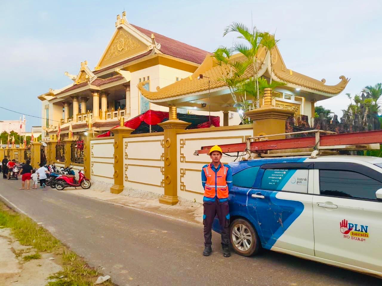 PLN Babel Siaga Kelistrikan di Hari Raya Waisak, Pastikan Ibadah Umat Buddha Berlangsung Khusyuk dan Damai