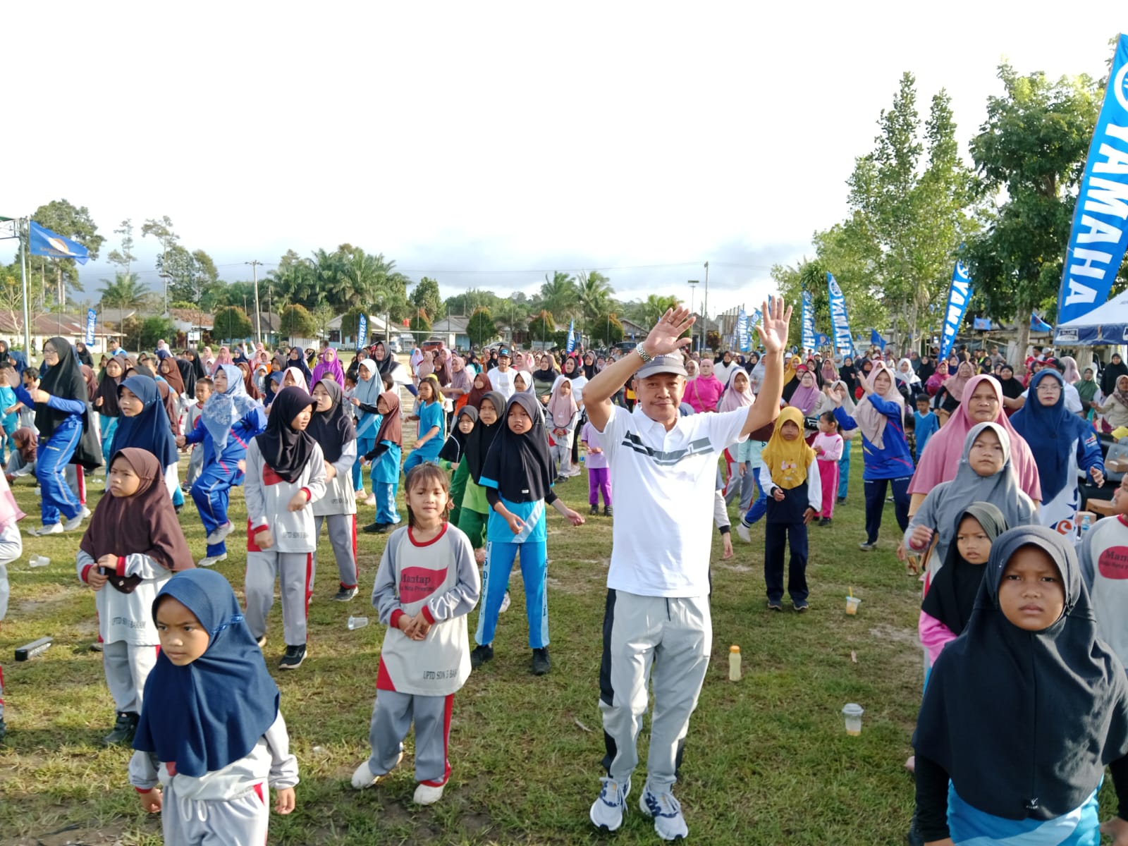 Festival Kampung Kite Desa Dalil, Rendra Basri Bagikan 100 Paket Sembako