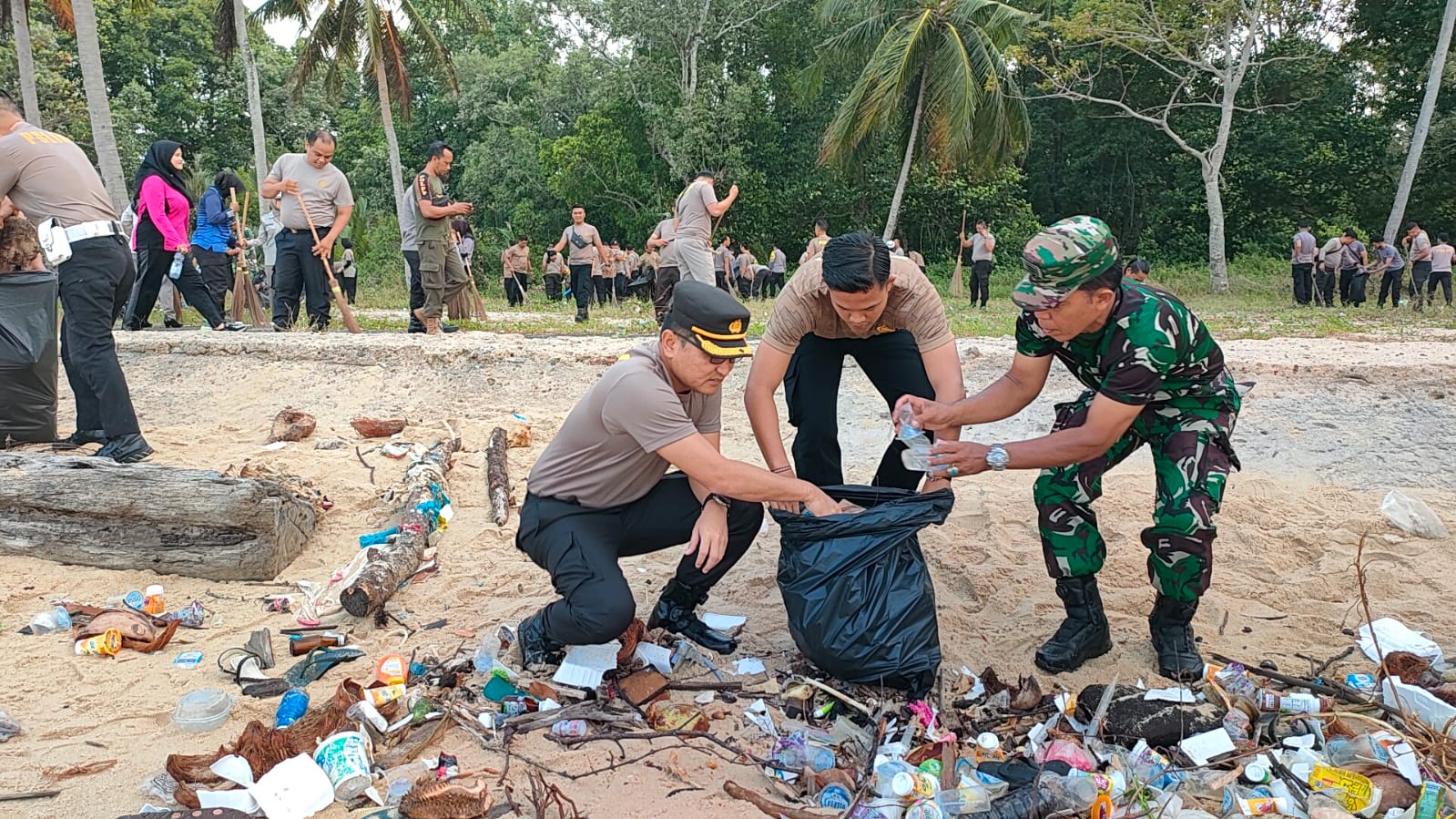 Kapolres Babar Pungut Sampah di Pantai