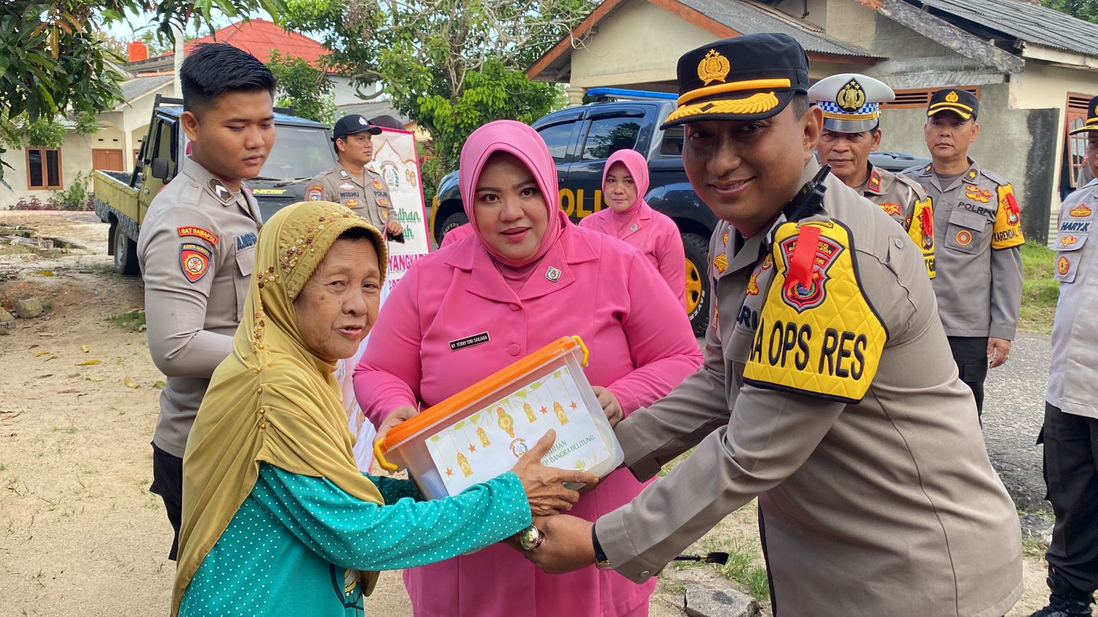 Kapolres Bersama Ketua Bhayangkari Bagikan 35 Paket Kemanusiaan 