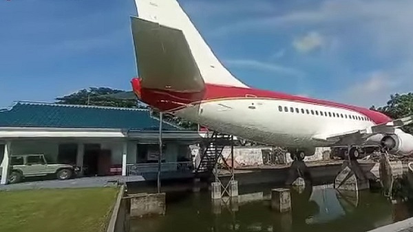 Sultan Nganjuk Parkirkan Pesawat di Depan Rumah, Jadi Tempat Menjamu Tamu