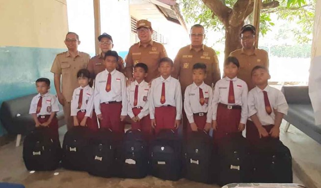 Bupati Beltim Serahkan Bantuan Sekolah di SDN 4 Damar, Tekankan Pentingnya Cegah Bullying