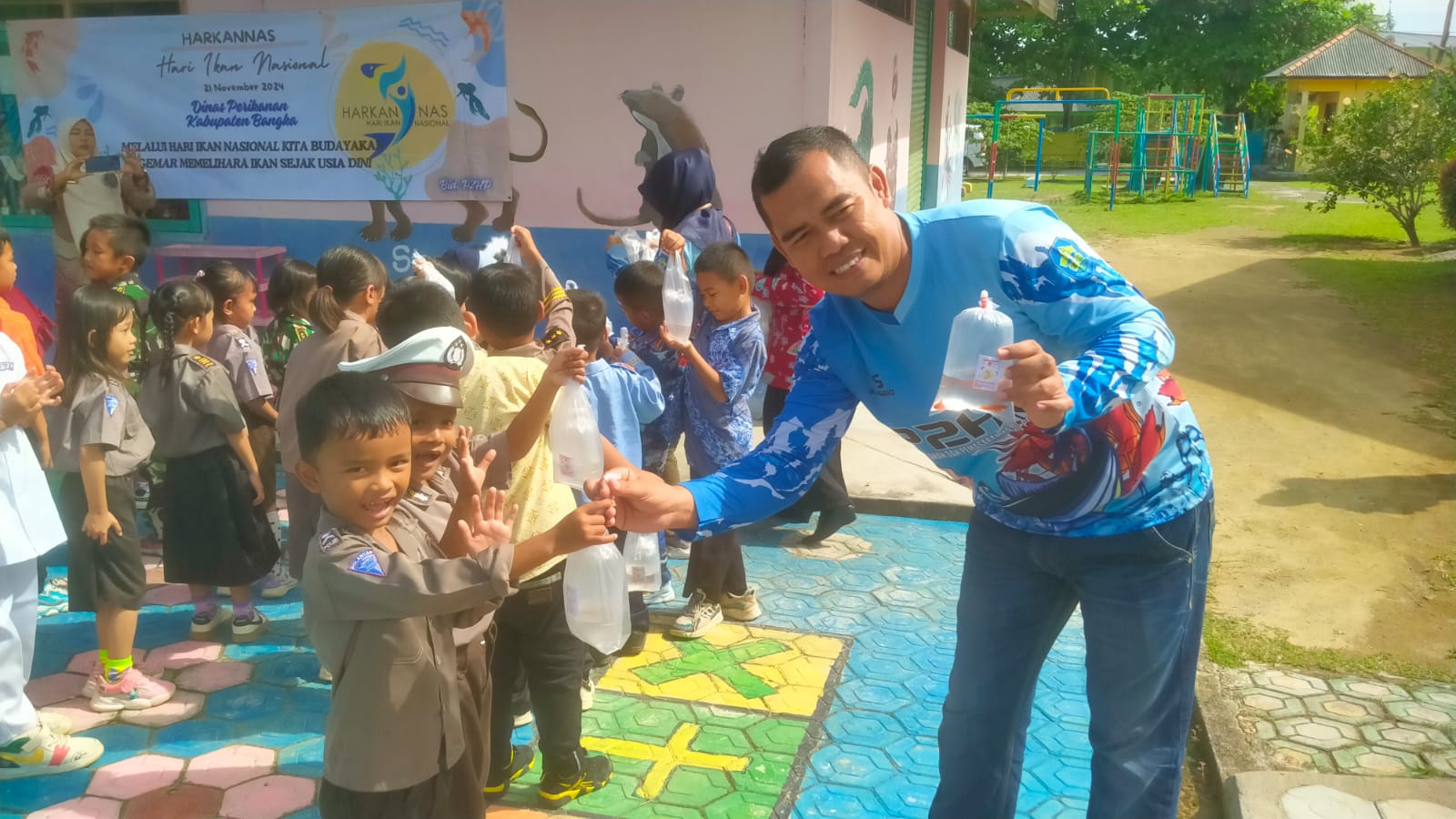 Dinas Perikanan Bangka Bagikan Ikan Hias untuk Anak TK