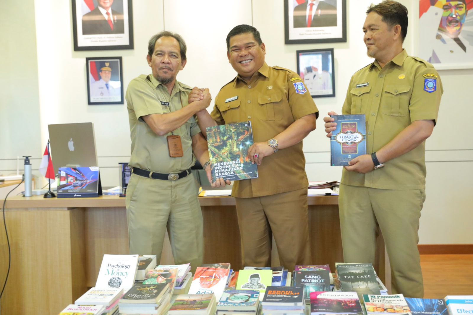 Bakuda dan Diskominfo Serahkan 517 Hibah Buku Pegawai ke DKPUS Babel