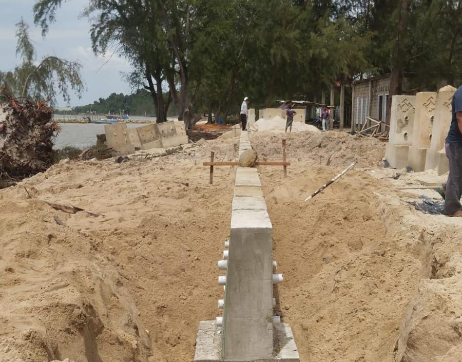 Cegah Abrasi dan Dukung Destinasi Wisata di Karimun, PT Timah Pasang Penahan Abrasi di Pantai Pongkar