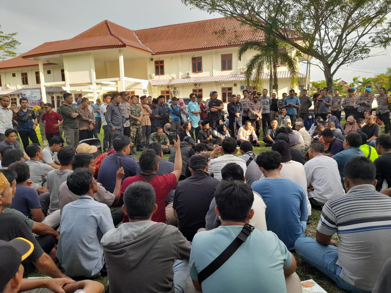 Terdampak PHK Pabrik Sawit, Ratusan Warga Serbu Dewan Bangka Tengah