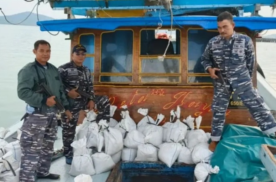 Lanal Babel Ungkap Penyelundupan Timah, Pelaku Kabur, 143 Karung Ditinggalkan di Kapal