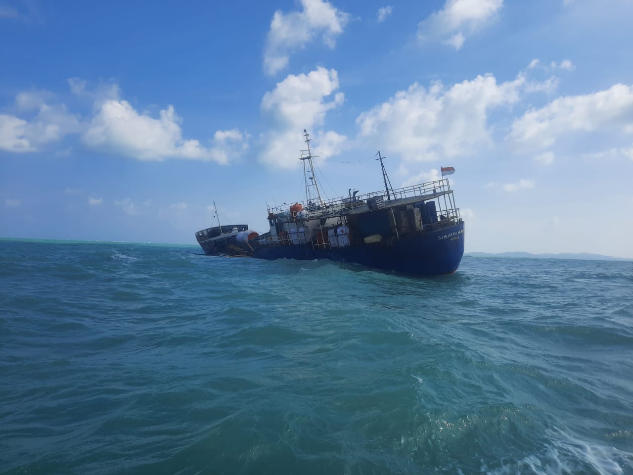 Dihantam Ombak Tinggi, Kapal Bermuatan 400 Ton Kandas di Lepar Pongok