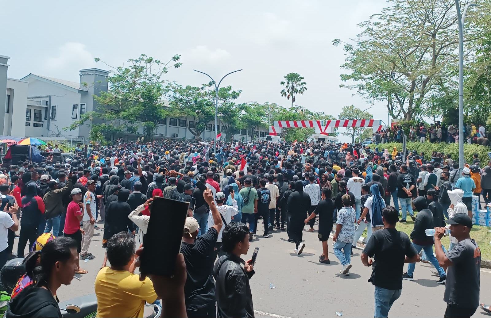 Ribuan Pendemo Mulai Geruduk Gerbang Kantor PT Timah Tbk