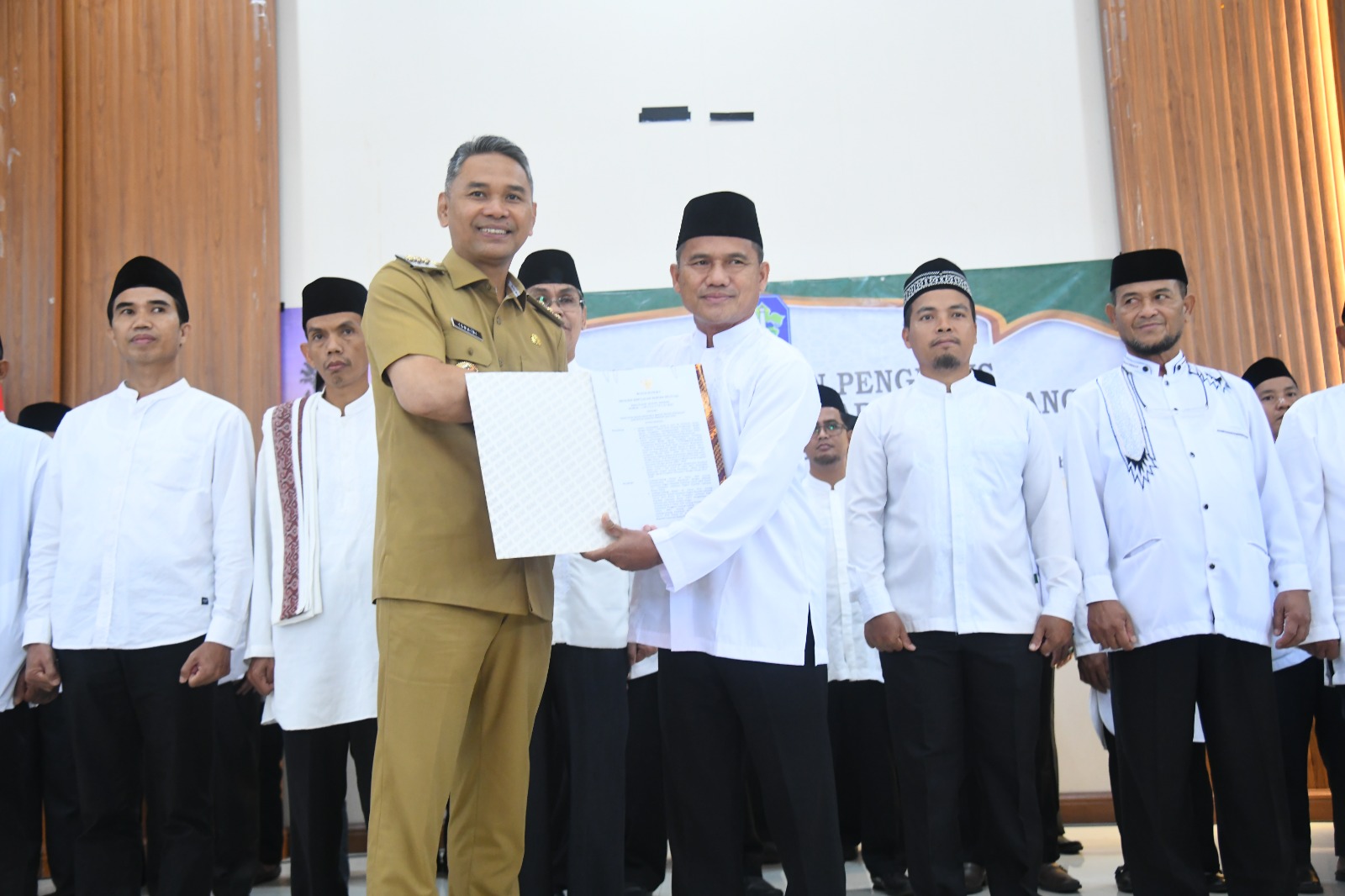 Dikukuhkan PJ Bupati Bangka, Ini Susunan Pengurus Masjid Agung Sungailiat 2025 - 2028