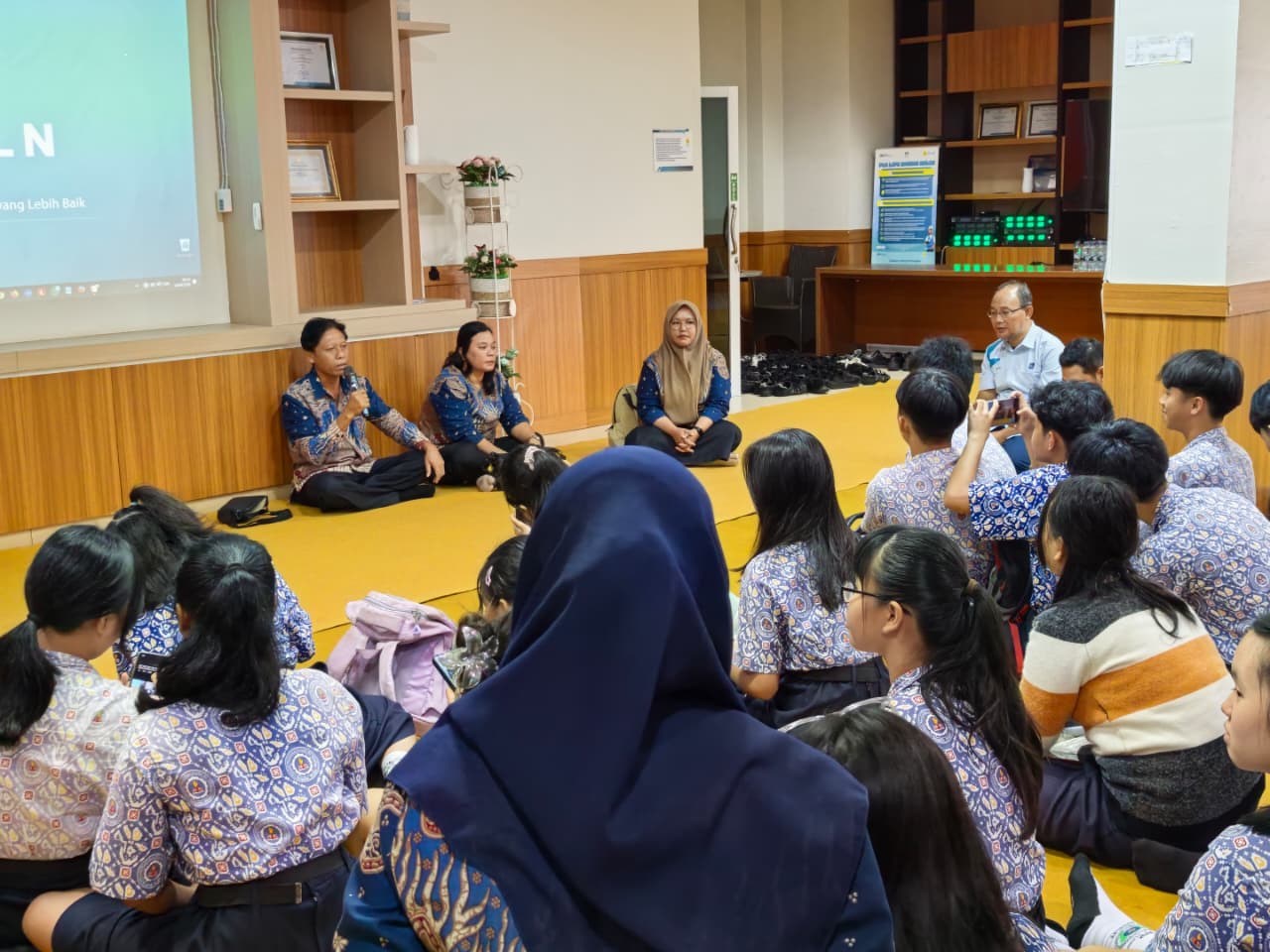 Peringati Hari Kartini, Siswa SMP YPK Air Kenanga Belajar Energi di PLTU Air Anyir