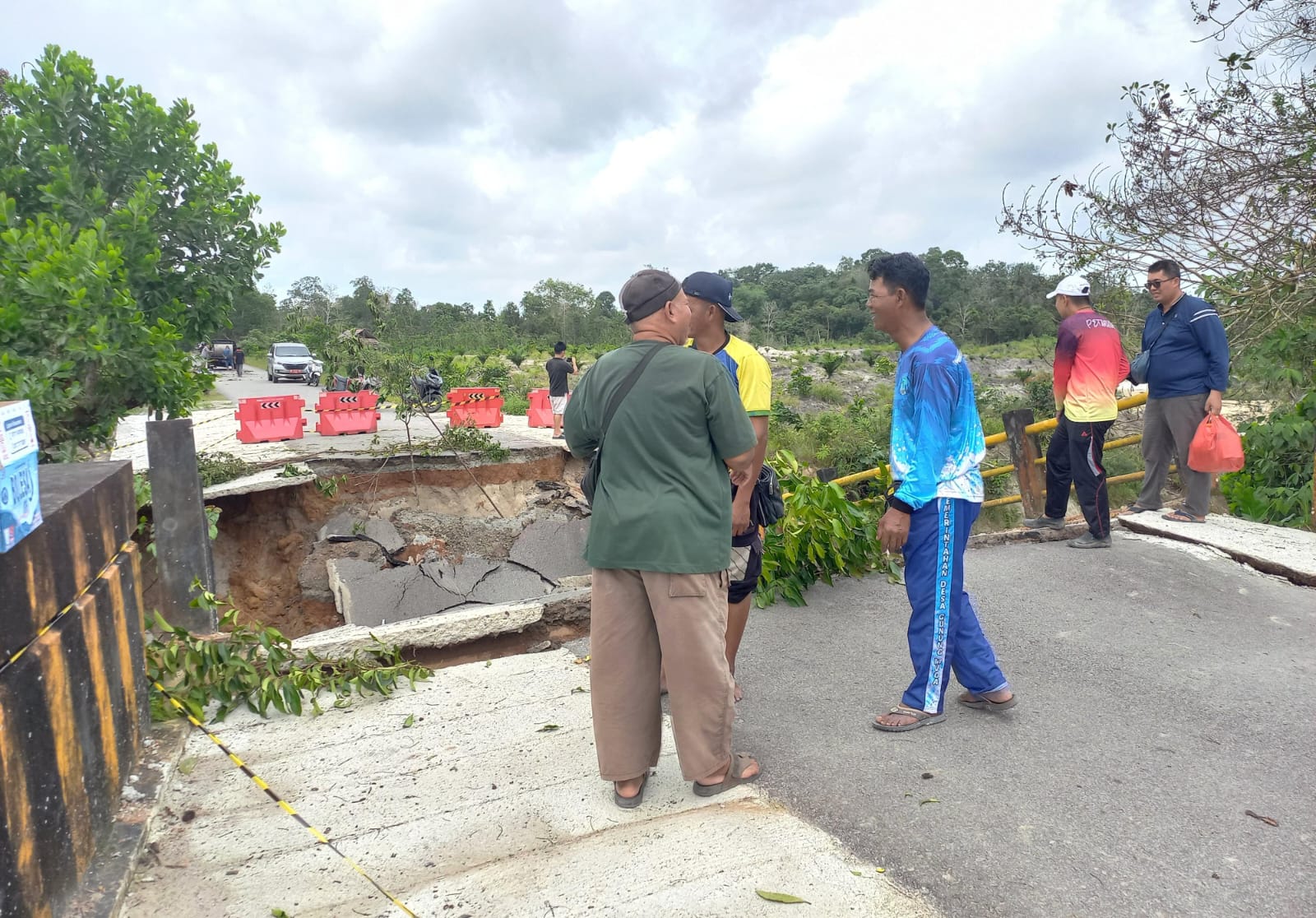 Jembatan Dusun Air Abik Belinyu Roboh, Dua Pengendara Motor Tertimpa
